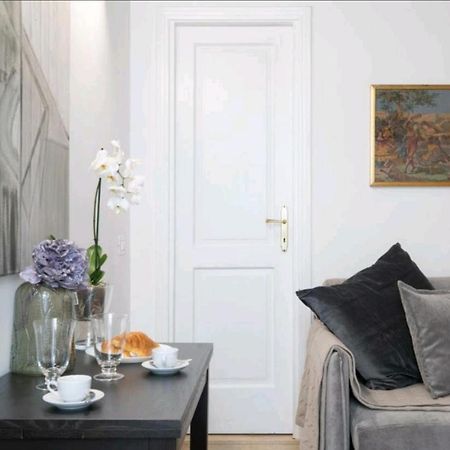 Spanish Modern Apartament Рим Екстериор снимка