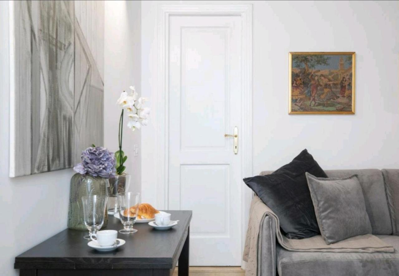 Spanish Modern Apartament Рим Екстериор снимка