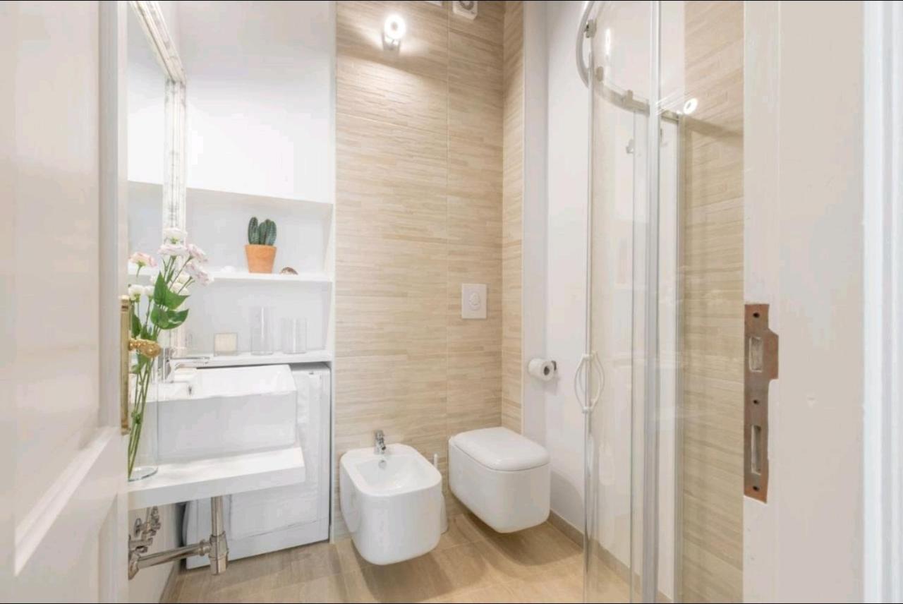 Spanish Modern Apartament Рим Екстериор снимка